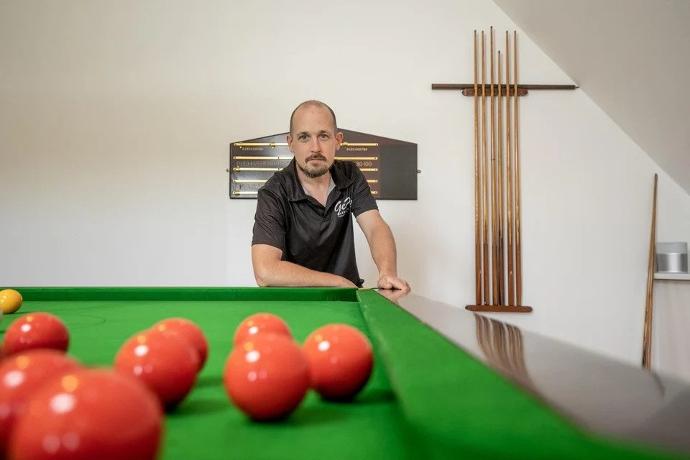 Gert Poseert bij een snookertafel die hij voorzien heeft van nieuw Strachan 6811 laken. Foto genomen door Het Belang van Limburg, Copyrights Joren de Weerdt Gert Poseert bij een snookertafel die hij voorzien heeft van nieuw Strachan 6811 laken. Foto genomen door Het Belang van Limburg, Copyrights Joren de Weerdt