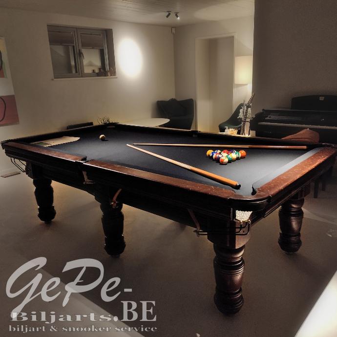 Engelse pooltafel voorzien van een Zwart simonis 760 laken Engelse pooltafel voorzien van een Zwart simonis 760 laken